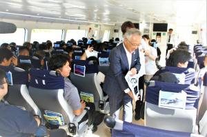 市長が乗客のみなさんにプレミアムチケットを配布しています