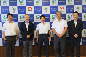 市長と教育長と、牧野さんらが並んでいます