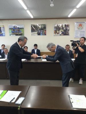 市長が要望書を渡しています