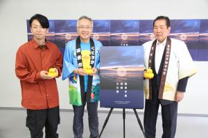 市長と豊後高田市長がポスターを挟んで会見を行っています