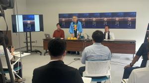 市長が報道陣の前で会見を行っています