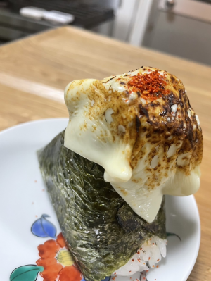 鬼辛肉味噌炙りチーズおにむすび