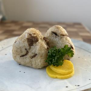 鶏めしおにむすび