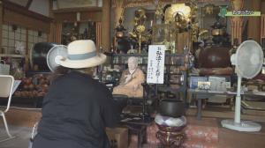 おせったい：お参りしている人