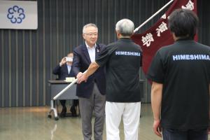 市長が応援団旗を渡しています
