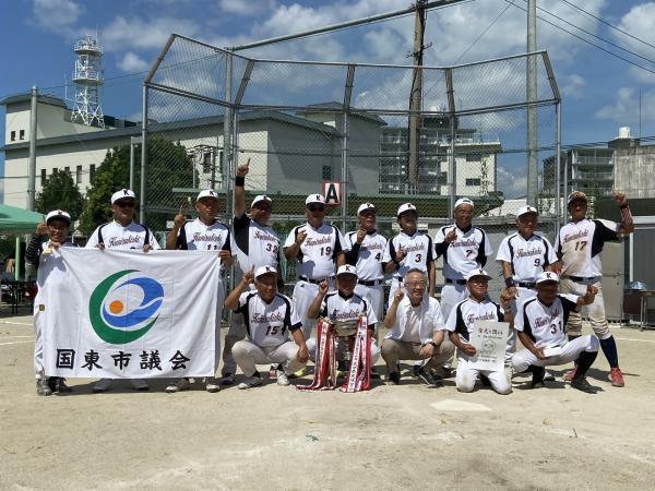 議員ソフトボール優勝時の集合写真