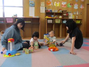 遊ぶ子供を見守る母