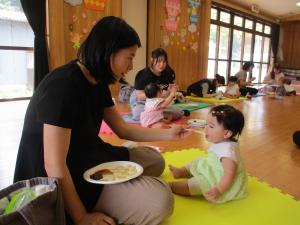 微笑みあう親子