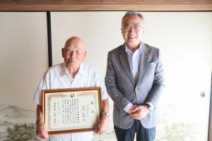 市長と安達さんが並んでいます