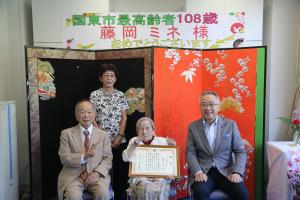 市長と藤岡さんと藤岡さんのご家族が並んでいます