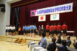 ステージ上に選手と市長が登壇し、表彰式をおこなっています