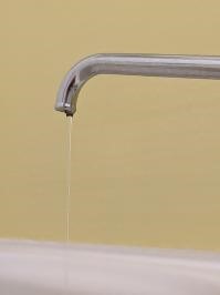 蛇口からの少量の水を流す画像