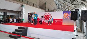 舞台上で市長が挨拶しています