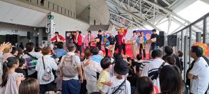 舞台から観客のみなさまへ餅まきをしています