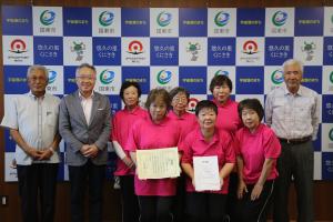 市長と選手の皆様が笑顔で並んでいます。