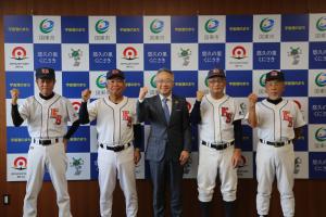 市長と選手のみなさんがガッツポーズで並んでいます