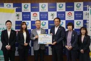 市長と明治安田生命保険相互会社のみなさまが並んでいます