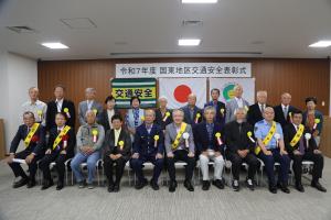 表彰を受けられた皆さんと市長が並んでいます1