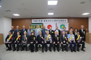 表彰を受けられた皆さんと市長が並んでいます2