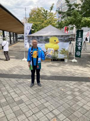 市長が大分駅の周辺で国東半島芸術文化祭のパンフレットを配布しています