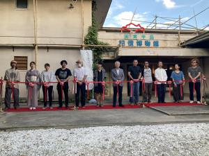 市長と関係者のみなさんがテープカットを行っています