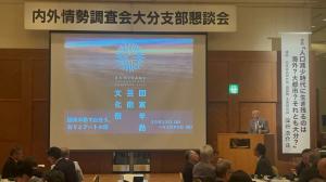 市長がプロジェクターを使用しながら講演しています