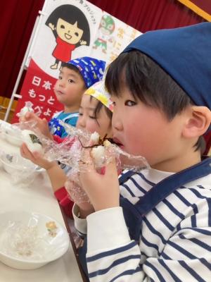おにぎりを食べる園児