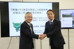 国東市長と小城市長が握手を交わしています