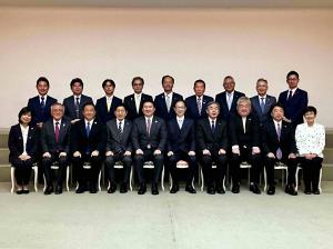 知事と市長村長らの集合写真です