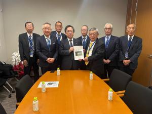 市長と安岐ダム再生・安岐川流域期成同盟のみなさんが古庄議員へ要望書を渡しています
