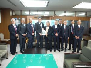 市長と安岐ダム再生・安岐川流域期成同盟のみなさんが国土交通省へ要望書を渡しています