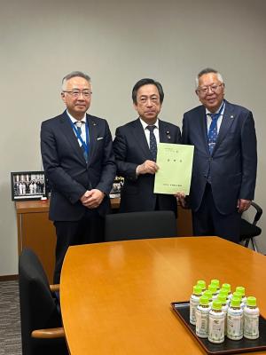 市長が古庄議員へ要望書を渡しています