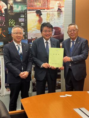 市長が吉川議員へ要望書を渡しています