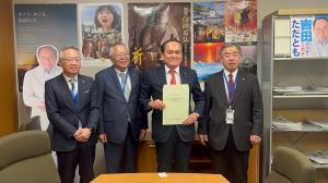 市長が吉田議員へ要望書を渡しています