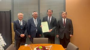 市長が広瀬議員へ要望書を渡しています