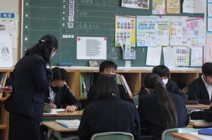 生徒が問題を解いているところを講師が教えている