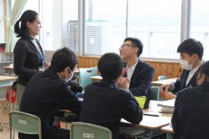 講師と会話をしながら問題を解いている生徒