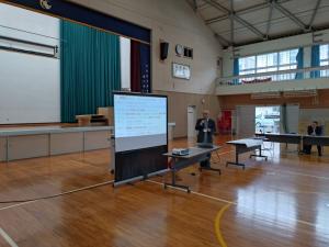 講師が話しています