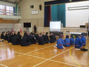 講師の話を聞く生徒たち