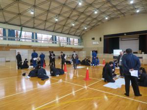 避難所生活の課題を話し合う生徒たち1