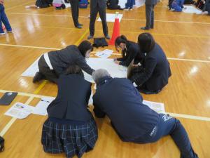 避難所生活の課題を話し合う生徒たち2