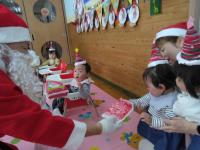 たんぽぽ組園児とサンタさんのふれあい