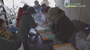 餅を丸めている人々