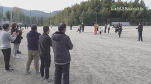 マラソン大会で走る児童を応援する大人たち