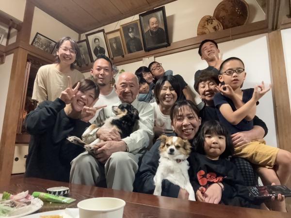 子、孫、ひ孫に囲まれたおじいさんの写真