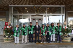 市長と保存会のみなさんが、作った門松と一緒に並んでいます