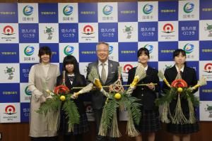 市長と生徒のみなさん、講師の岩切さんが、作ったしめ縄を持って並んでいます