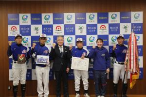 市長と選手、マネージャーのみなさんが並んでいます