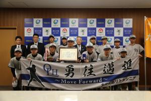 市長と選手のみなさんが並んでいます