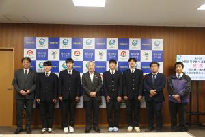 市長と選手のみなさんが並んでいます